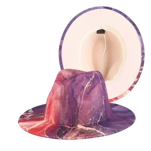 Détail d'un chapeau fedora tie-dye montrant la texture marbrée, le bord large et la doublure
