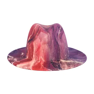 Détail d'un chapeau fedora tie-dye rouge et violet avec feutre texturé et bord plat