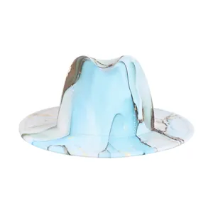 Vue détaillée du motif tie-dye marbré sur un chapeau fedora en laine à large bord