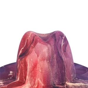 Détail de la texture marbrée tie-dye rose et rouge sur ce chapeau fedora en feutre