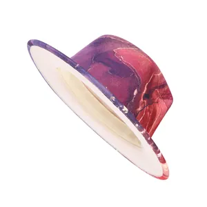 Détail du motif marbré violet et rouge et du large bord de ce chapeau style Fedora