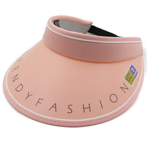 Dettaglio della visiera rosa anti-UV con etichetta UPF 50+ e stampa moda trendy