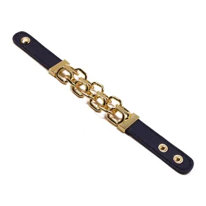 Dettaglio del bracciale in pelle PU viola con catena in metallo dorato e bottoni a scatto