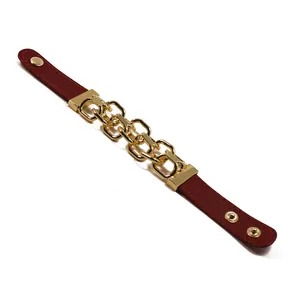 Dettaglio del bracciale in pelle PU rossa con catena dorata regolabile e chiusura a scatto