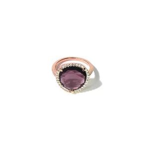 Nahaufnahme des Roségold-Rings mit lila Edelstein und Diamant-Halo-Fassung