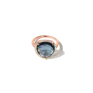Detailansicht des London Blauen Kristallrings mit geometrischem Schliff und Pavé-Halo