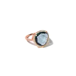 Detailansicht eines London Blau Kristallrings mit facettiertem Schliff und Diamanten