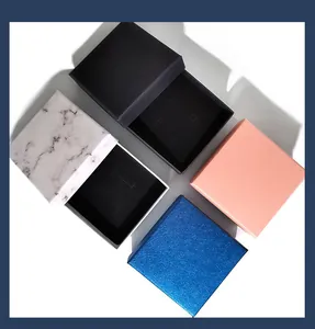 Draufsicht auf Schmuckschachteln in Schwarz, Marmor, Rosa und Blau mit Schaumstoff