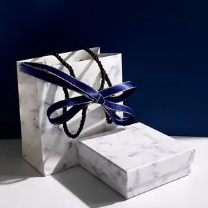 Elegantes Schmuck-Geschenkset mit Marmormuster, blauem Band und Schleife