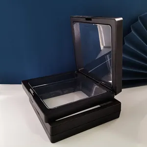 Makroaufnahme einer schwarzen PE-Folie 3D Schwebeschachtel für Schmuck auf einem Tisch