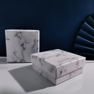 Moderne quadratische Schmuckschatulle mit klassischer Schwarz-Weiß-Marmorstruktur