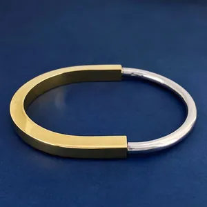 Μινιμαλιστικό δίχρωμο βραχιόλι U-lock σε χρυσό και ασήμι με γυαλισμένο μεταλλικό σχέδιο