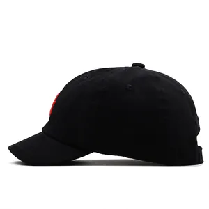 Casquette rétro en coton noir avec visière courte et broderie rouge vue de côté