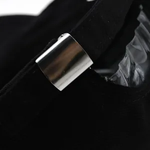 Détail de la casquette de baseball en coton noir montrant la boucle métallique réglable