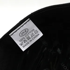 Détail de l'étiquette d'entretien d'une casquette en coton indiquant 100% coton