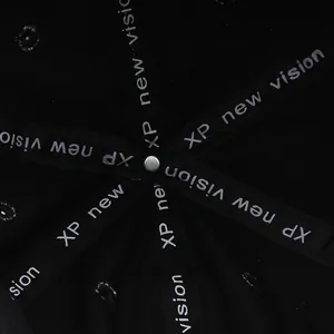 Détail macro de l'intérieur de la casquette avec rubans de renfort logotés XP