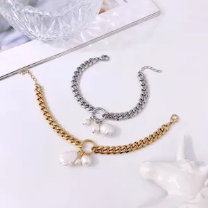 Dettaglio macro del bracciale a catena con ciondoli di perle barocche e pendente ad anello