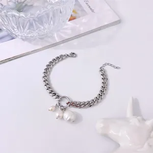Dettaglio del bracciale a maglia cubana argento con tre ciondoli di perle barocche uniche