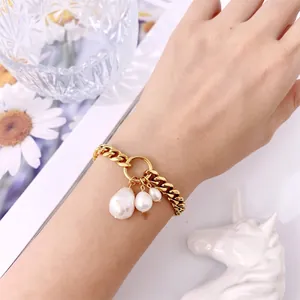 Dettaglio di perle barocche su bracciale a catena spessa placcato oro 18K con chiusura tonda