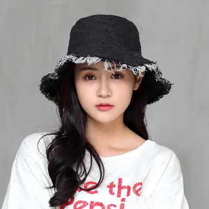 Cappello pescatore in denim nero da donna con bordi sfilacciati in stile retrò minimal