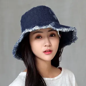 Cappello a secchiello in denim blu scuro con bordi sfrangiati e finitura vintage