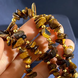 Bracciale in pietra occhio di tigre naturale con cristalli irregolari e accenti dorati