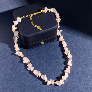 Collar bohemio hecho a mano de cuarzo rosa y cuentas doradas en estuche de terciopelo