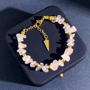 Collana bohémien fatta a mano con quarzo rosa, perline dorate e chiusura a moschettone