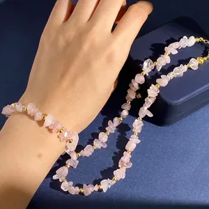 Detalle de collar y pulsera hechos a mano con cuarzo rosa y cuentas doradas finas