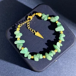 Bracciale in avventurina verde naturale con pietre irregolari e dettagli dorati