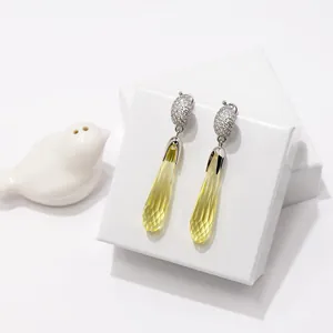 Luxuriöse Tropfenohrringe mit gelben Kristallen und funkelnden silbernen Pavé-Akzenten