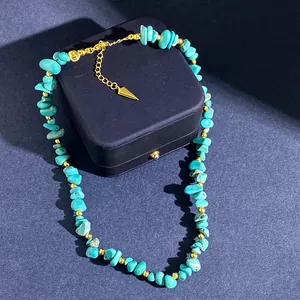 Bohemian ketting van natuurlijke turkoois steen met gouden kralen op blauwe doos