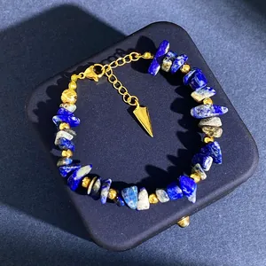 Bracciale di perle di lapislazzuli naturale con dettagli dorati su scatola di velluto