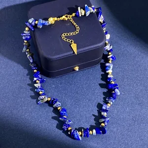 Bracciale bohémien in lapislazzuli naturale con accenti dorati su scatola regalo