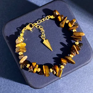 Bracciale di perline in occhio di tigre naturale con scaglie e ciondolo dorato