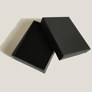 Draufsicht einer schwarzen Schmuckschachtel aus Karton mit Schaumstoffeinlage für Ringe