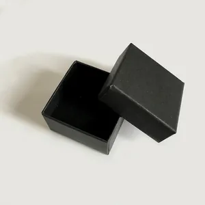 Draufsicht auf eine schwarze quadratische Geschenkbox mit Schaumstoff für Ringe