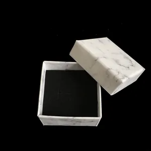 Nahaufnahme der weißen Marmor-Schmuckschachtel mit schwarzer Samteinlage für Ringe