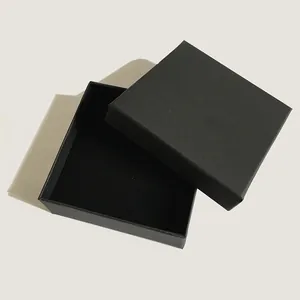 Draufsicht auf eine quadratische schwarze Schmuckschatulle aus Pappe mit Einlage
