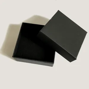Quadratische schwarze Schmuckschachtel mit abnehmbarem Deckel und Schaumstoffeinlage für Ringe