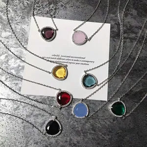 Lot de huit colliers à pierres précieuses triangulaires colorées avec bords sertis de diamants