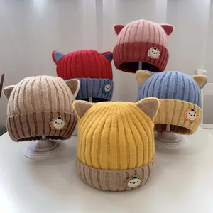 Detail von Baby-Strickmützen für den Winter mit 3D-Tierohren und Löwen-Patch