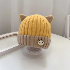 Gemütliche gelbe Strickmütze für Babys mit Katzenohren und Löwen-Abzeichen für den Winter