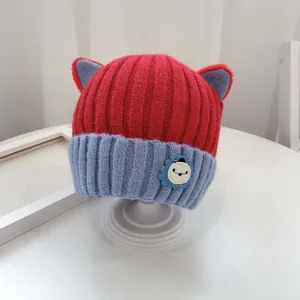Gestrickte Wintermütze für Babys mit süßen Ohren und Löwen-Patch in Rot und Blau