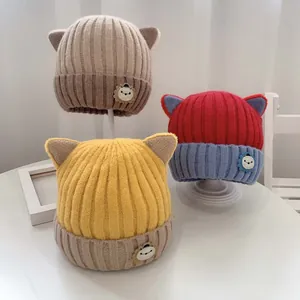 Detaillierte Katzenohren-Strickmützen in Beige, Gelb und Rot mit Tieraufnähern