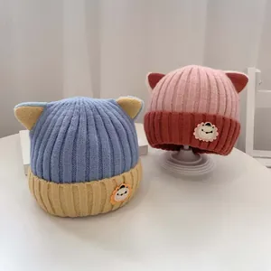 Detail von Baby-Strickmützen mit 3D-Katzenohren und Cartoon-Löwen-Patches für Winter