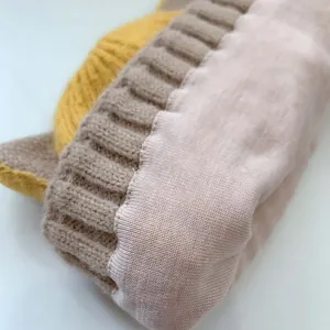 Detail der Strickmütze für Babys mit weichem Stofffutter und sauberen Nähten