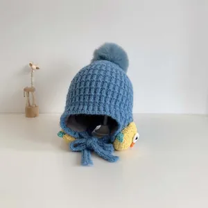 Berretto neonato in maglia blu con paraorecchie, pompon e decorazione anatroccolo