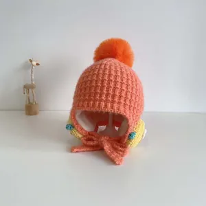 Berretto neonato in maglia con paraorecchie e pompon per il calore invernale