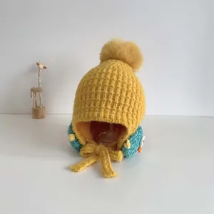 Cappello invernale per neonati con paraorecchie, pompon e graziosi fiori gialli ricamati